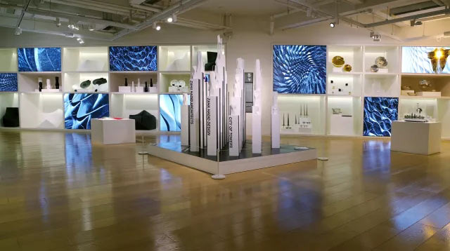 老师导览大家观看设计中心新展