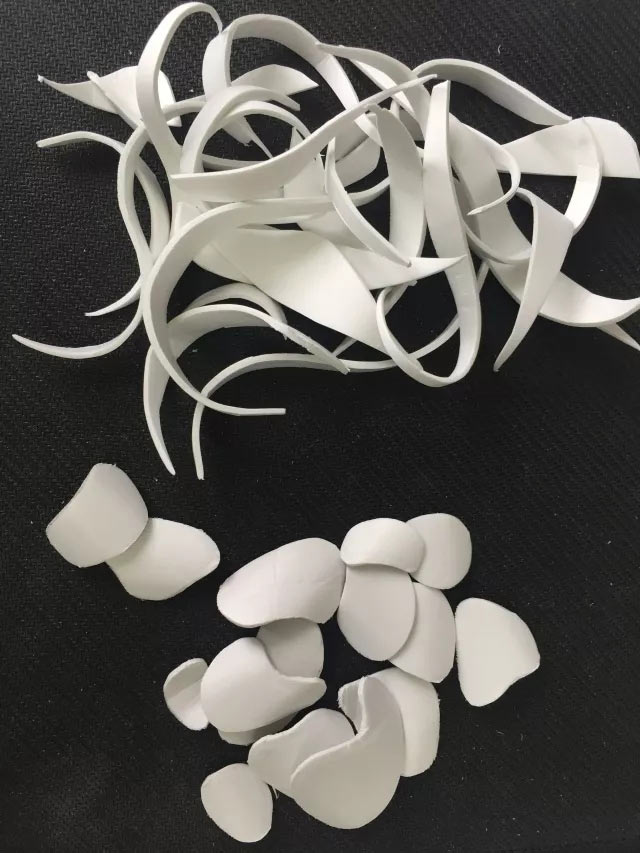 引导观众对材料（雪弗板等）进行建筑几何形的分割与再利用