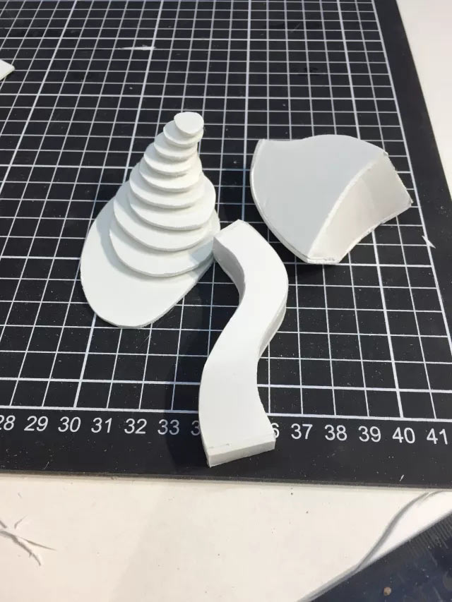 引导观众对材料（雪弗板等）进行建筑几何形的分割与再利用