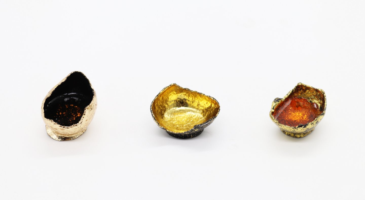 The discarded Objects Longan shells, resin, gold foil,mother of pearl,etc. 15mm × 25mm 2018