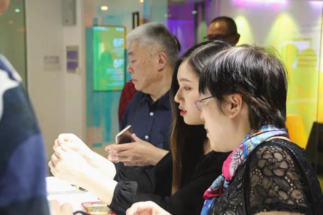 “小设计师”为观众讲述作品背后的故事