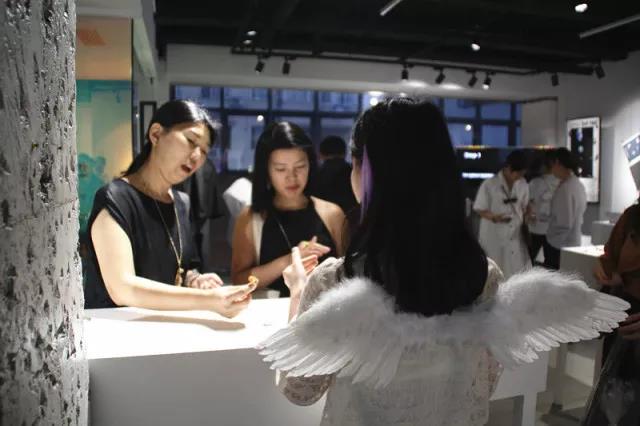 “小设计师”为观众讲述作品背后的故事