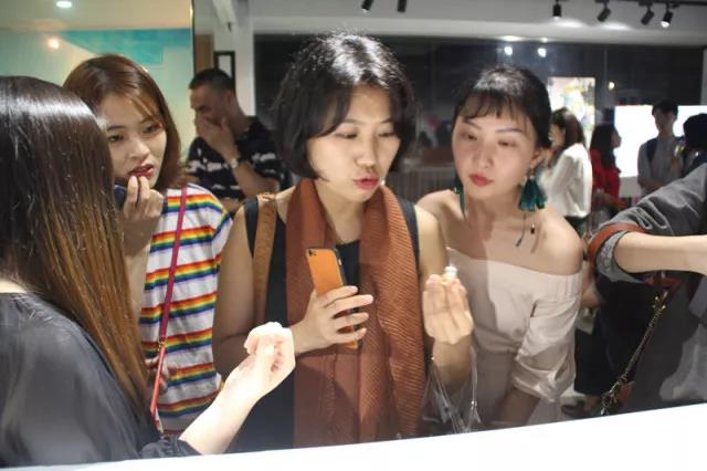 “小设计师”为观众讲述作品背后的故事