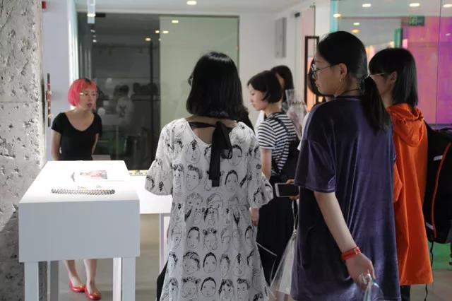 同学们对展览作品 提出自己的问题