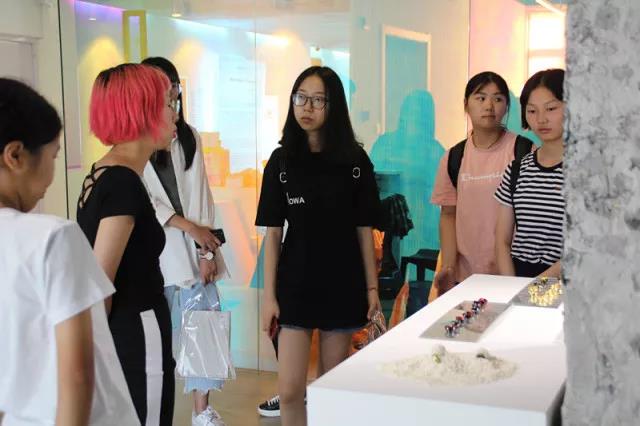 同学们对展览作品 提出自己的问题