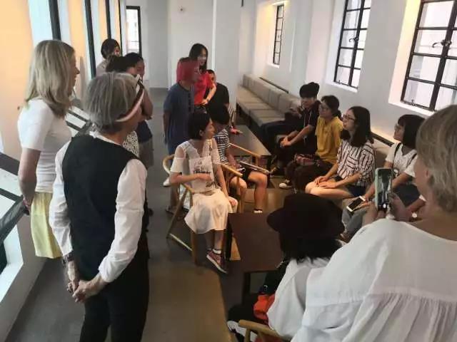 遇上了来自法国巴黎从事服装行业的观众，大家一起愉快地聊天