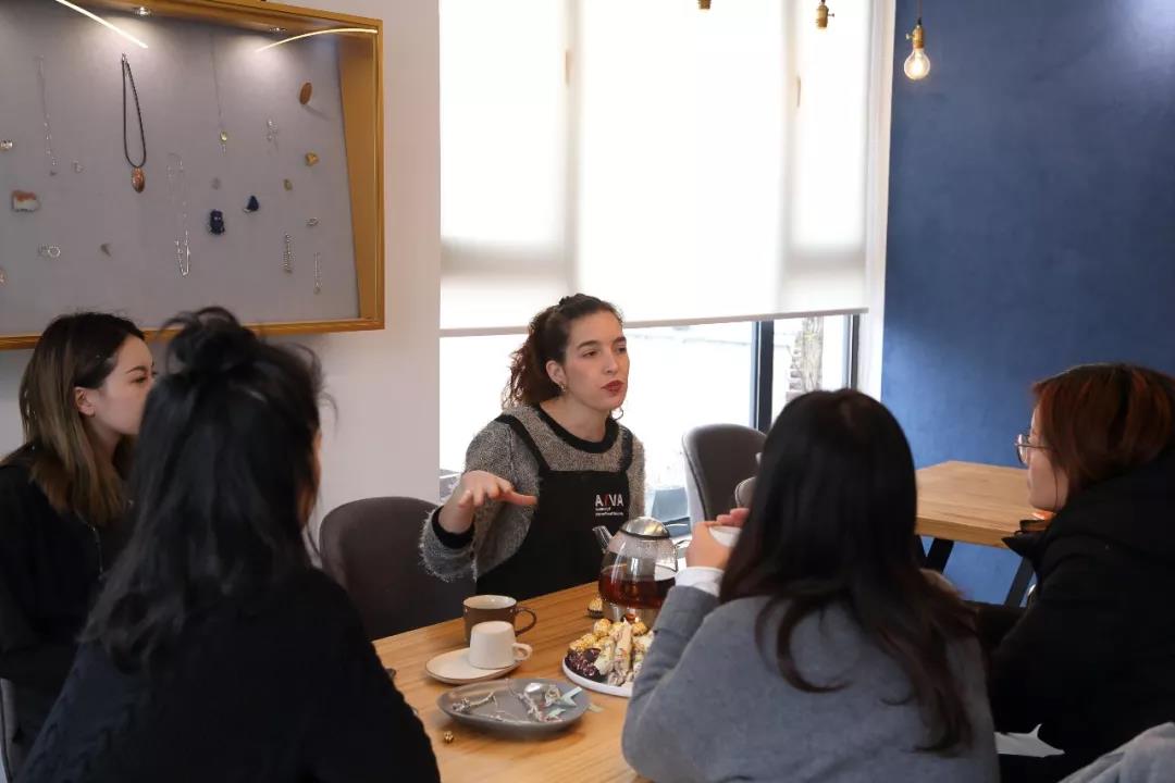 由智利/意大利首饰艺术家Maria Ignacia Walker主持的砂铸首饰工坊