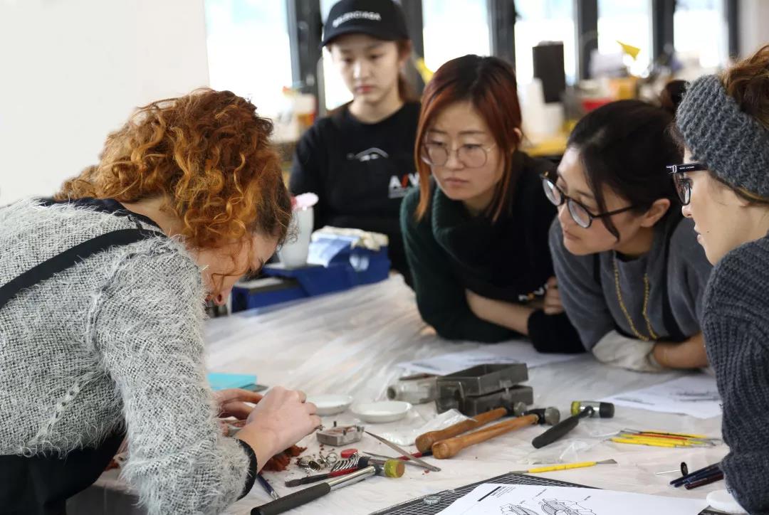 展示了她使用各种铸造方式制作的作品