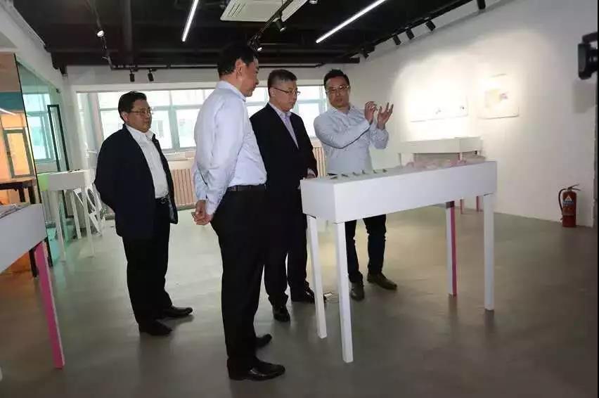 陆晓栋书记聆听学生作品背后的故事