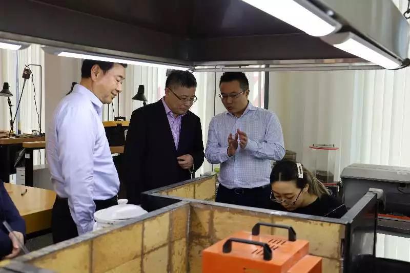 书记与领导参观学校英国标准首饰工作室