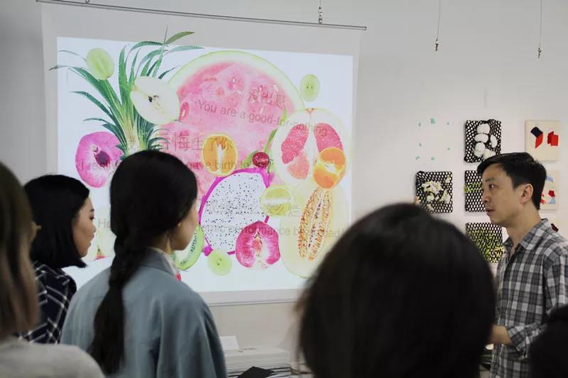 学生进行作品演讲&回答考官提问