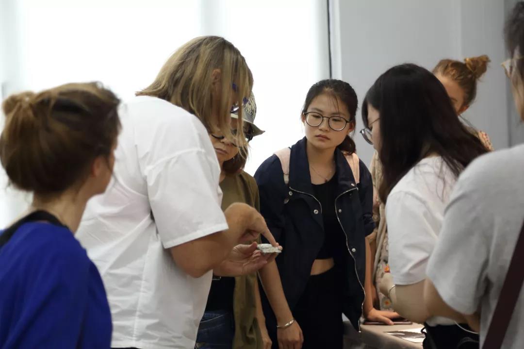 观众试戴Bin的首饰