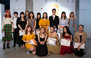 一小时前刚结束的AIVA×Clade 2019 毕业展开幕式实况来了！！