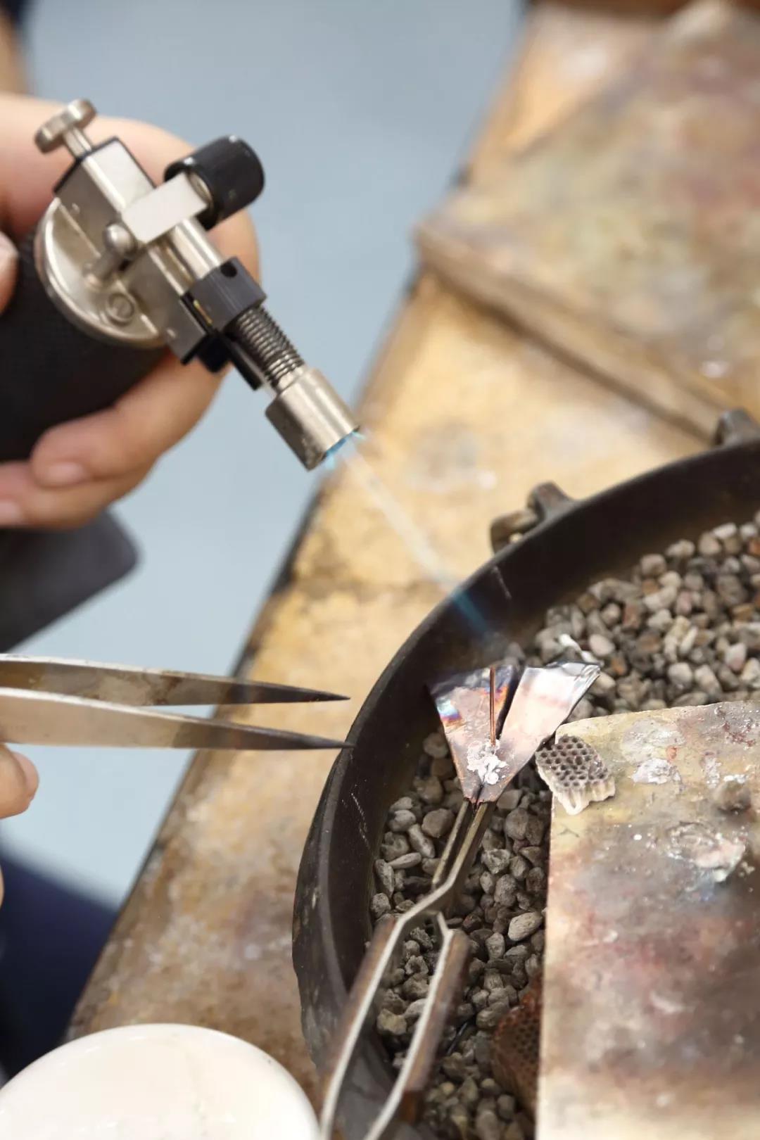 焊上背针 / Soldering the pin
