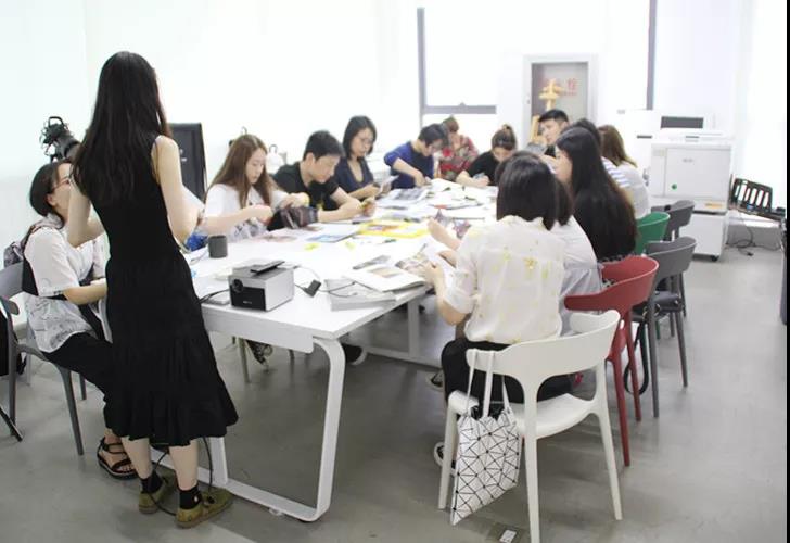DanDan首先和大家讲解了拼贴和孔版印刷各自的发展史