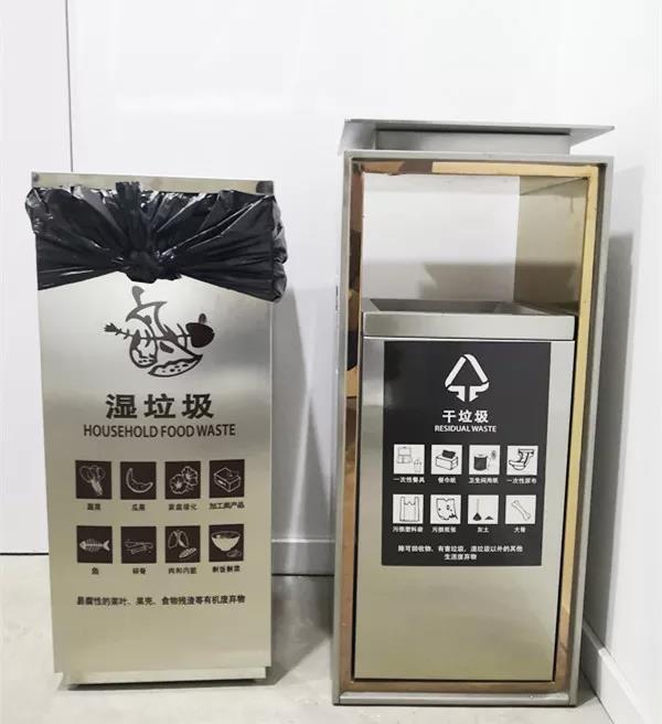 全新的分类垃圾箱