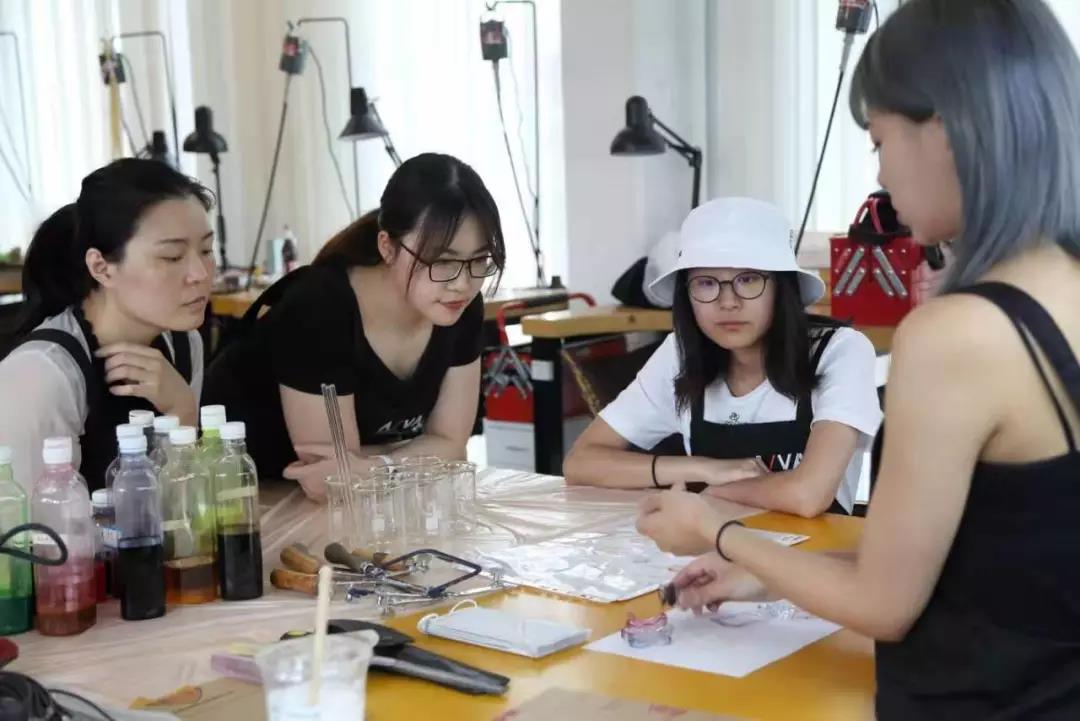 亚克力晕染首饰工坊现场