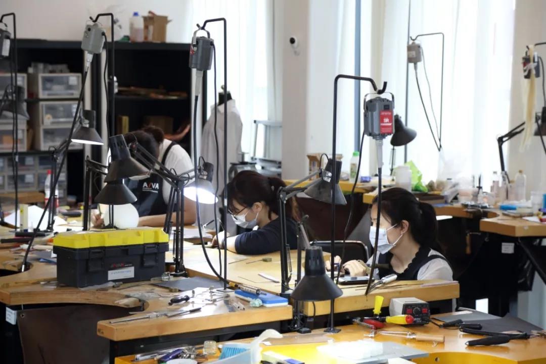 亚克力晕染首饰工坊现场