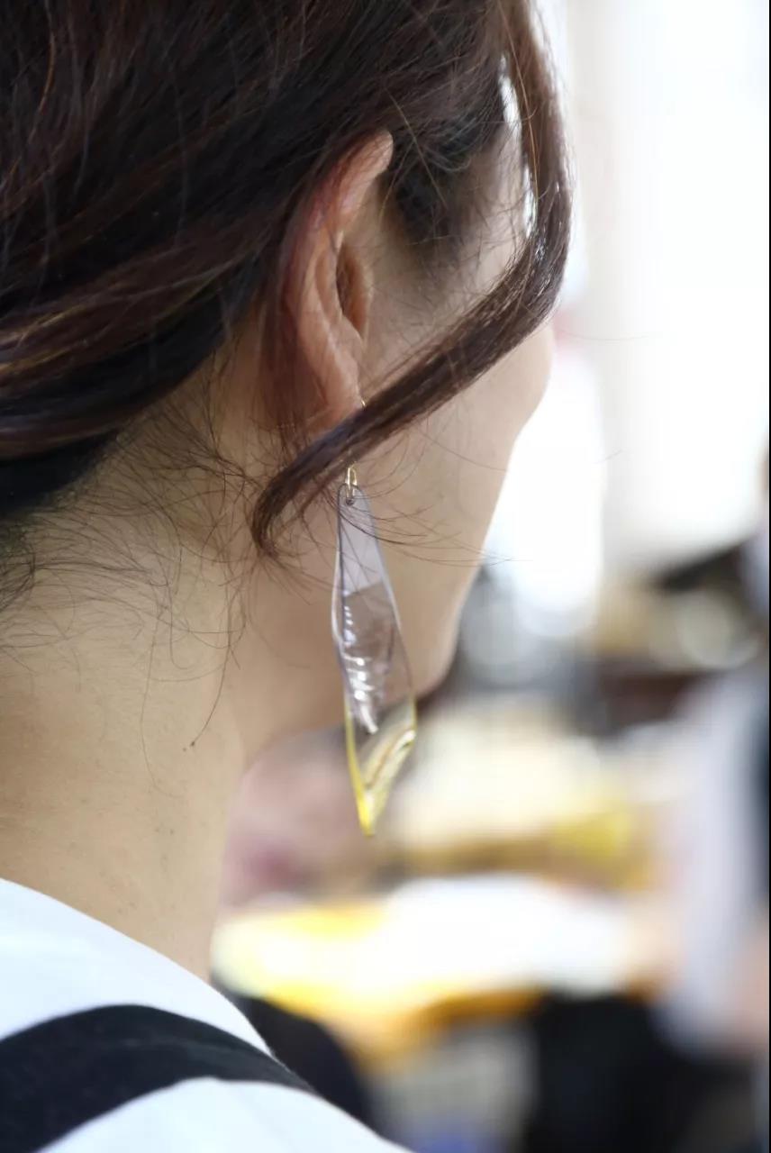 亚克力晕染首饰工坊成品佩戴图