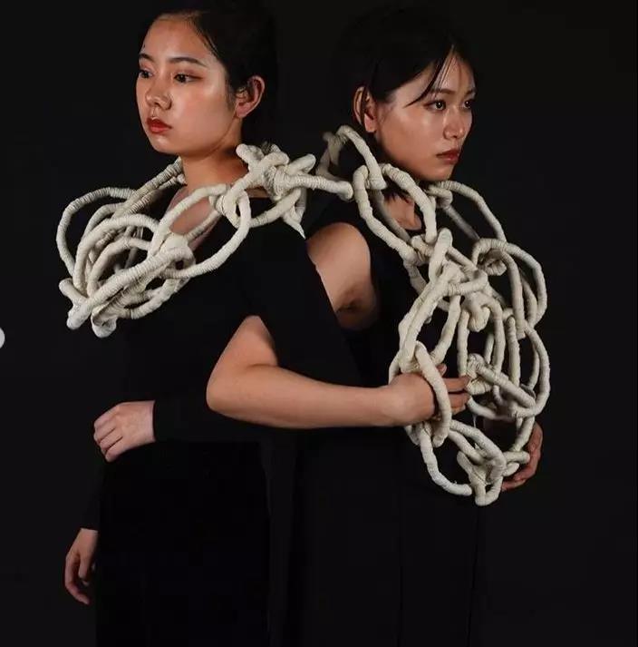 灵感来自东西方女性主义艺术的差异