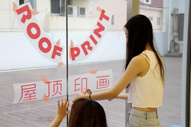 入口处的标示由设计师亲自贴膜完成