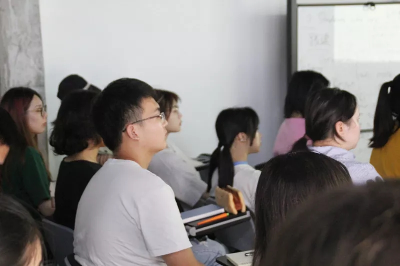 学术主持姜节泓教授用一个下午的时间和大家聊了聊关于“创新”以及“艺术策展”的话题