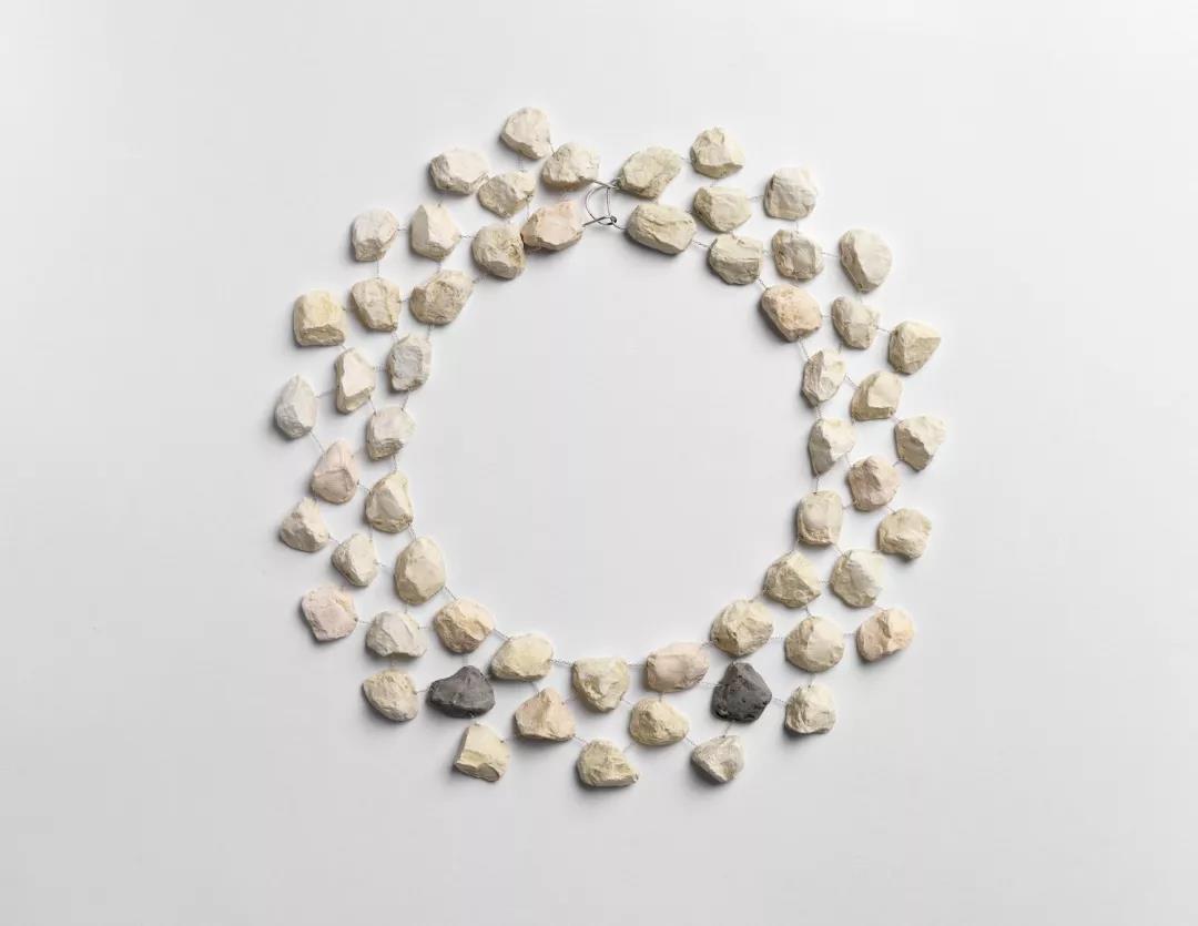 项链, 2019, 银，混凝土 ©Vered Kaminski