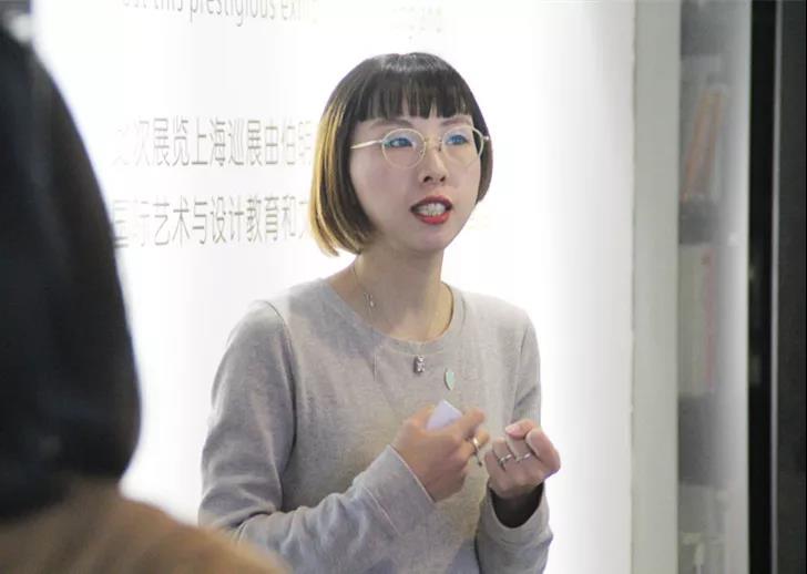 AIVA教学主管&首饰艺术家Violet在展览现场为观众导览