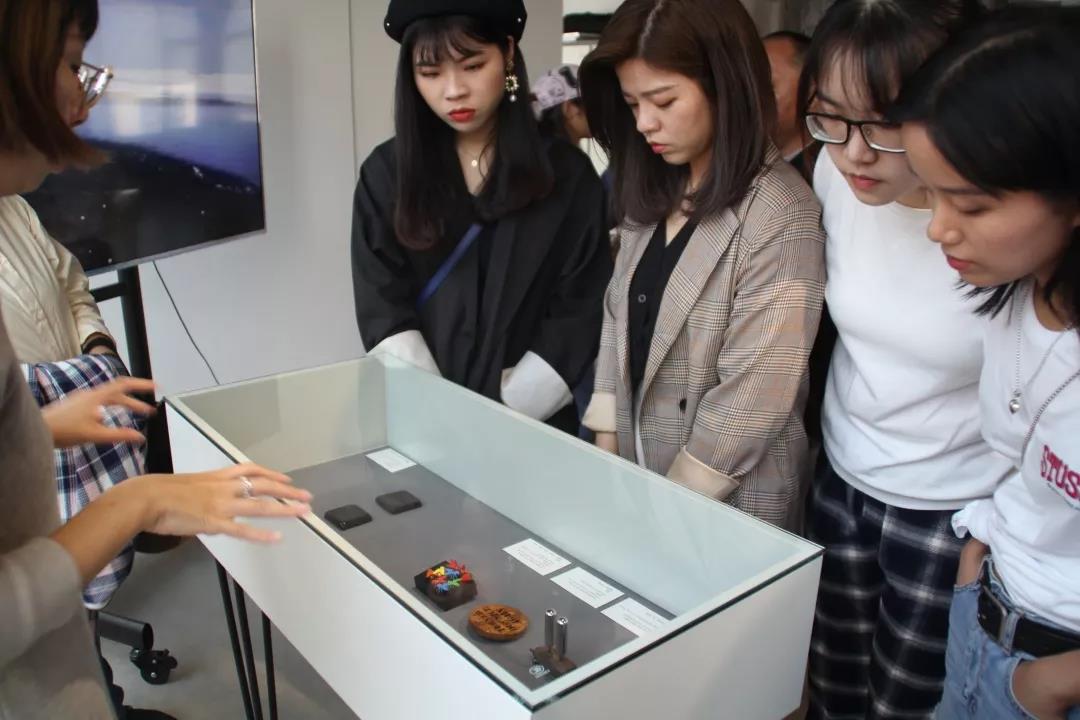 AIVA教学主管&首饰艺术家Violet在展览现场为观众导览