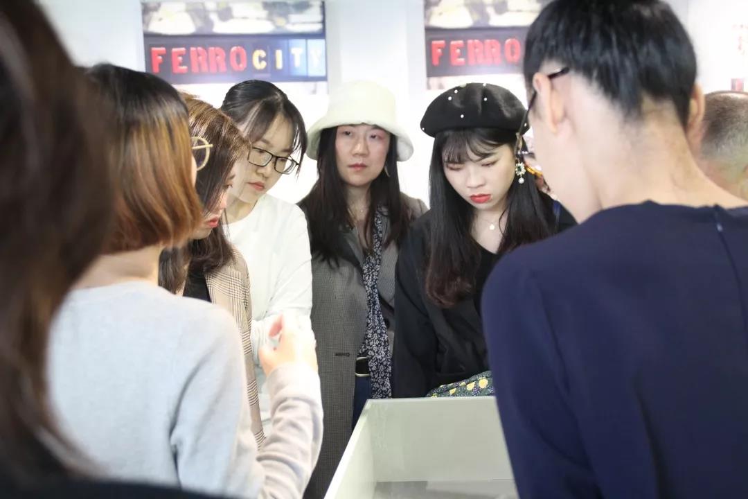 AIVA教学主管&首饰艺术家Violet在展览现场为观众导览