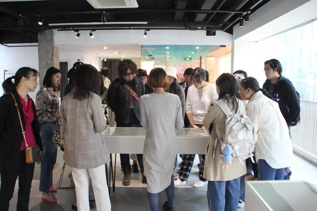 AIVA教学主管&首饰艺术家Violet在展览现场为观众导览
