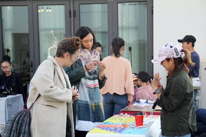 在AIVA最浪漫的顶楼天台设立首饰、陶瓷、手作、插画等近10个艺术摊位