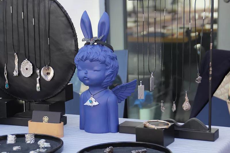 在AIVA最浪漫的顶楼天台设立首饰、陶瓷、手作、插画等近10个艺术摊位