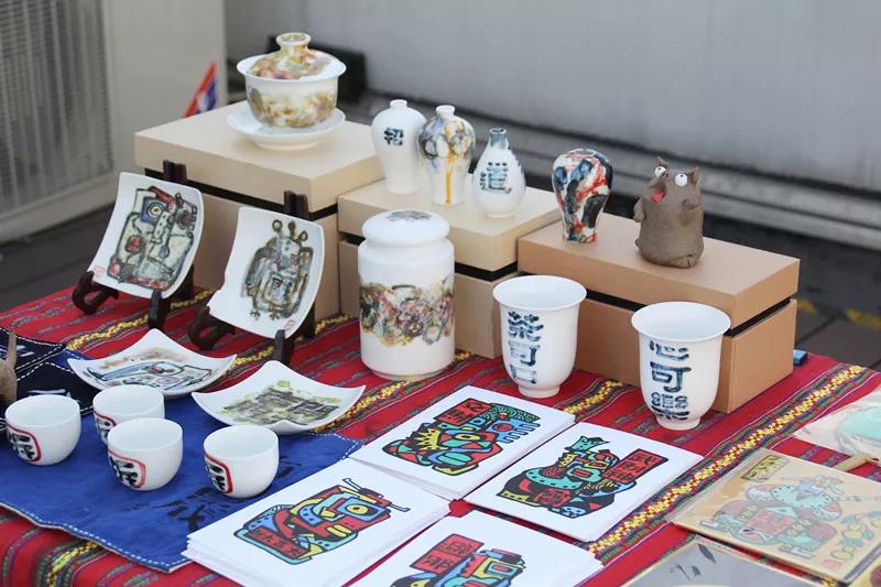 在AIVA最浪漫的顶楼天台设立首饰、陶瓷、手作、插画等近10个艺术摊位