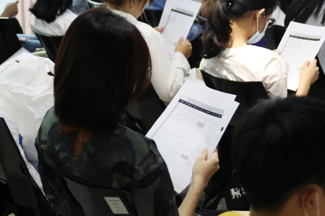 同学们认真了解即将开始的课程安排