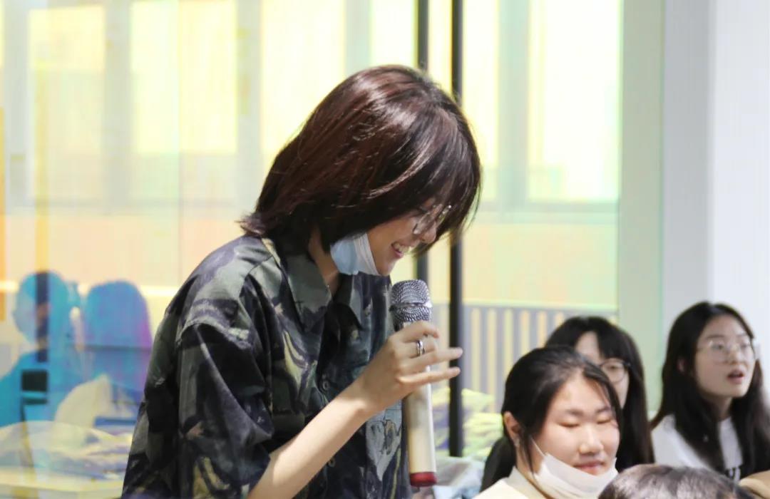 同学们进行让人“难忘”的自我介绍