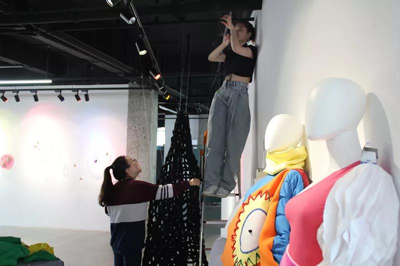 正在进行最后布展的同学老师们