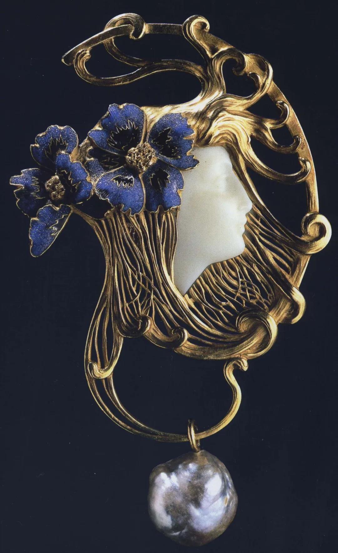 Pendant  Gold, chalcedony, enamel and pearl  René Lalique  1898-1899